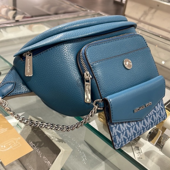 MICHAEL KORS
Maisie Large Pebbled Leather 2-in-1 Sling Pack
Teal
NWT - Picture 5 of 16